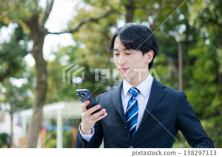 手持智慧型手機的年輕商人 138297113