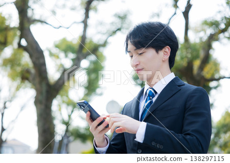 手持智慧型手機的年輕商人 138297115