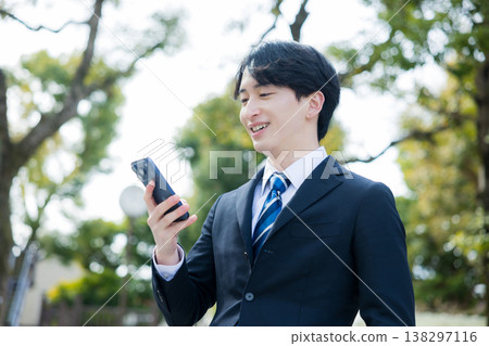 手持智慧型手機的年輕商人 138297116