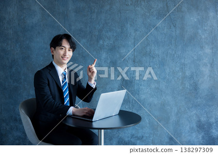 使用個人計算機的商人 使用個人計算機的商人 138297309