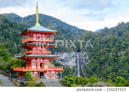 和歌山縣青岩渡寺三重塔和那智瀑布 和歌山縣青岩渡寺三重塔和那智瀑布 138297437