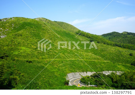 蜿蜒曲折的山路橫越喀斯特高原，映襯著蔚藍的夏日天空。 138297791