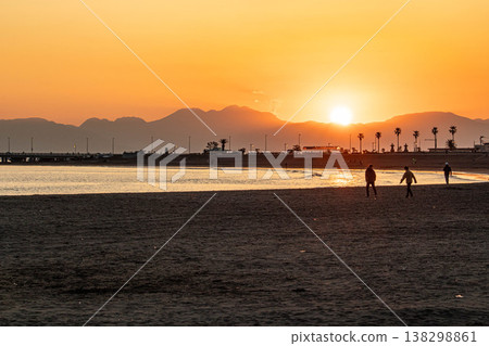 The sunset over the sea at Katase Beach in Fujisawa 138298861