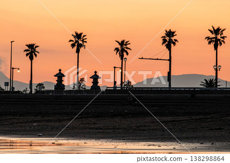 The sunset over the sea at Katase Beach in Fujisawa The sunset over the sea at Katase Beach in Fujisawa 138298864