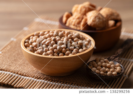 Soybean seeds and raw textured vegetable protein (TVP) soy meat chunks Soybean seeds and raw textured vegetable protein (TVP) soy meat chunks 138299256