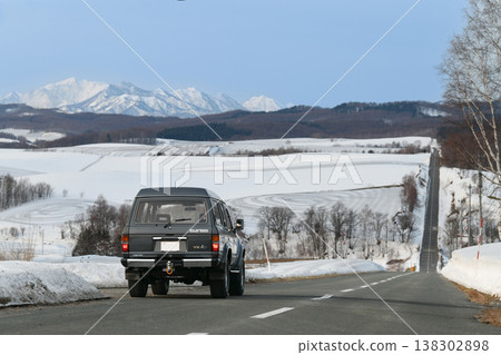 Looking at the snow-covered mountains in spring Looking at the snow-covered mountains in spring 138302898