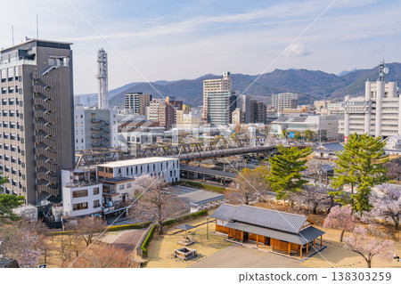 (山梨縣)從舞鶴城公園(甲府城遺址)眺望甲府市,櫻花盛開。 (山梨縣)從舞鶴城公園(甲府城遺址)眺望甲府市,櫻花盛開。 138303259