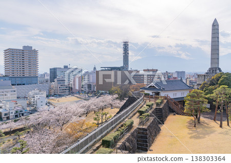(Yamanashi Prefecture) A view of Kofu city from Maizuru Castle Park (Kofu Castle Ruins) with cherry blossoms in bloom. 138303364