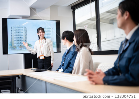 一位女士正在講解建築平面圖 138304751