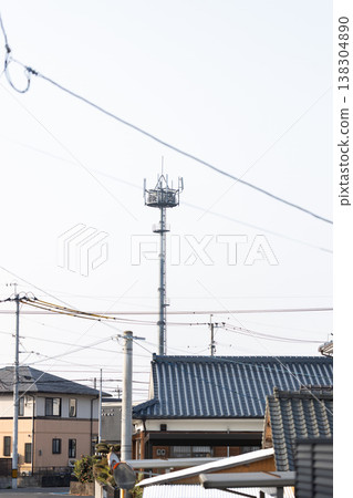 城市景觀中聳立著手機天線;宏蜂窩基地台。 城市景觀中聳立著手機天線;宏蜂窩基地台。 138304890