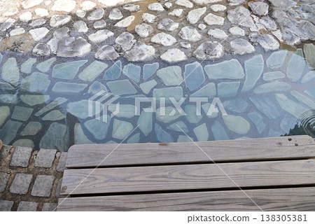 A stone footbath overflowing with the charm of a hot spring, and the warmth of wood. A stone footbath overflowing with the charm of a hot spring, and the warmth of wood. 138305381