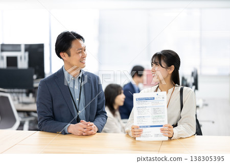 經理和銷售人員正在交談。 經理和銷售人員正在交談。 138305395