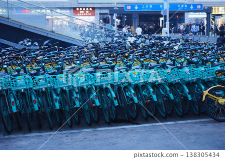中國深圳的城市景觀,路邊停滿了共享單車:智慧城市公共單車 中國深圳的城市景觀,路邊停滿了共享單車:智慧城市公共單車 138305434