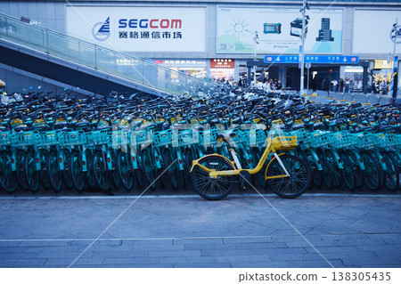 中國深圳的城市景觀,路邊停滿了共享單車:智慧城市公共單車 中國深圳的城市景觀,路邊停滿了共享單車:智慧城市公共單車 138305435