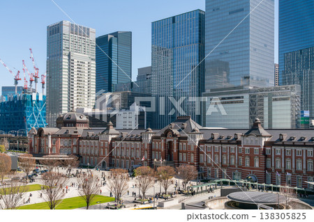 [Tokyo] Tokyo Station and skyscrapers under a clear blue sky in spring (March 2026) 138305825