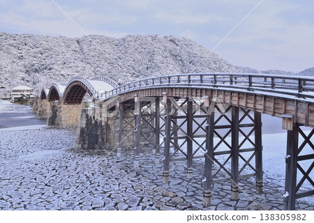 Kintaikyo Bridge in a snowy landscape 138305982