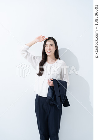 在陽光下的女商人 138306603