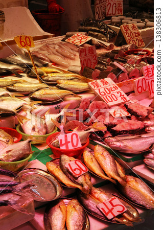 魚在香港島北角的一個市場上出售。日本有很多魚不熟悉 魚在香港島北角的一個市場上出售。日本有很多魚不熟悉 138306813