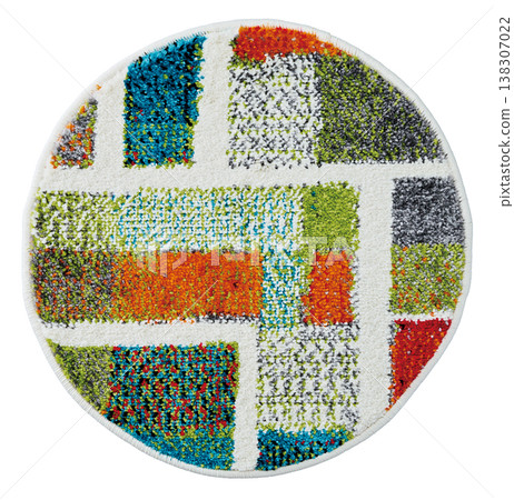 色彩鮮豔的圓形地毯，白色背景上鏤空雕刻著幾何圖案。 138307022