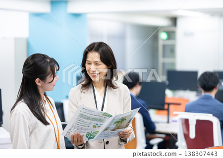 女性經理和年輕員工 138307443