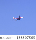 一架客機在藍天上飛行，背景是簡單的天空。 138307565