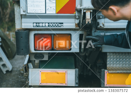 Large trucks: Daily inspection - Lighting system Large trucks: Daily inspection - Lighting system 138307572