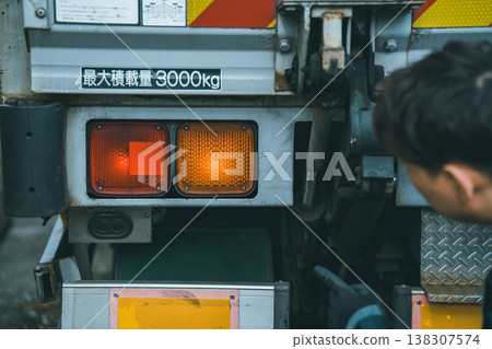 大型卡車：日常檢查 - 照明系統 138307574