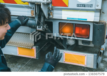 大型卡車：日常檢查 - 照明系統 138307579