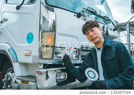 大型卡車、燒壞的燈泡、照明設備 大型卡車、燒壞的燈泡、照明設備 138307584