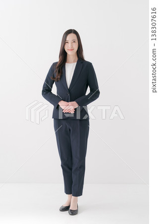 一套西裝的一個少婦 138307616
