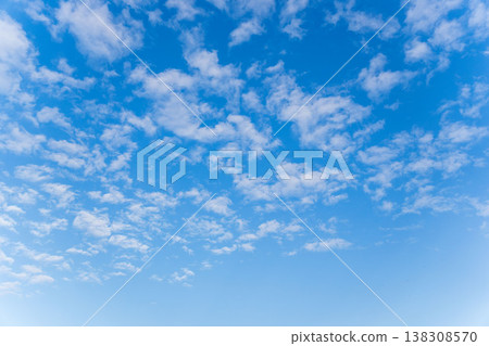 冬日清晨天空的捲積雲 04 138308570