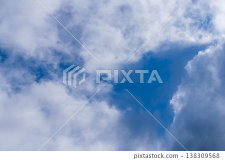 從冬日山巔眺望藍天白雲的特寫 36 138309568