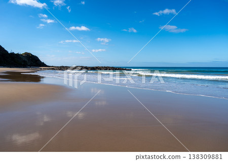 Sandy shore and ocean waves at Apollo Bay Beach, Australia 138309881
