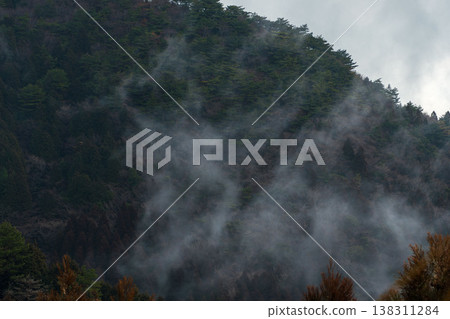 冬霧從山間升起 08 138311284