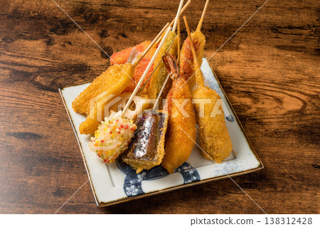 什錦串炸（炸串）－居酒屋（日本酒吧）裡很受歡迎的油炸食品，外皮酥脆。 138312428