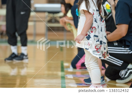 [The start of the obstacle course at the nursery school sports day] 138312432