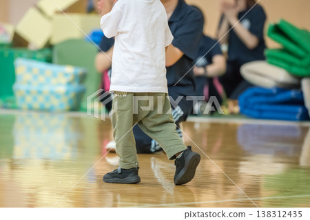 [Nursery school sports day obstacle course] 138312435