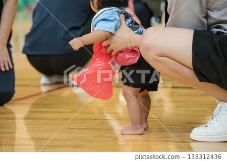 [幼稚園運動會，和爸爸一起表演，抱著他] 138312436