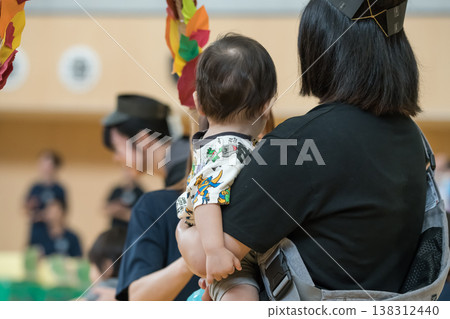 【幼兒園運動會：親子一起表演，互相扶持】 138312440