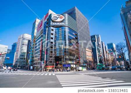 銀座的城市景觀，摩天大樓林立（東京中央區） 138313481