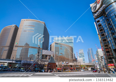 銀座的城市景觀，摩天大樓林立（東京中央區） 138313482