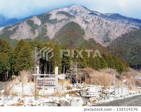 三月，靜岡縣文本屋露營地，一個下雪後的清晨。 138314576