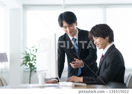 在辦公室工作的年輕商人 138315022