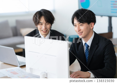 A young businessman working in the office A young businessman working in the office 138315030