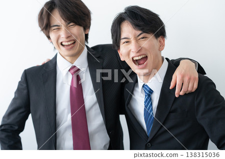 在辦公室工作的年輕商人 138315036