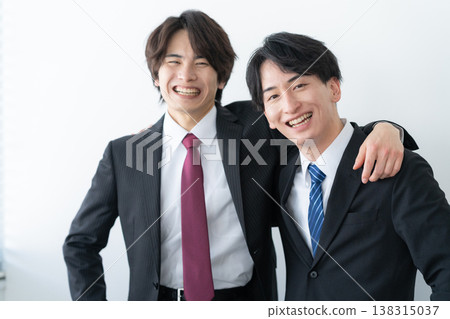 在辦公室工作的年輕商人 138315037