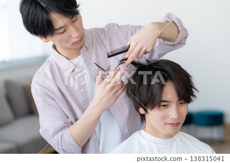 一位年輕男子在理髮店理髮。 138315041