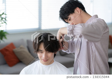 一位年輕男子在理髮店理髮。 138315044