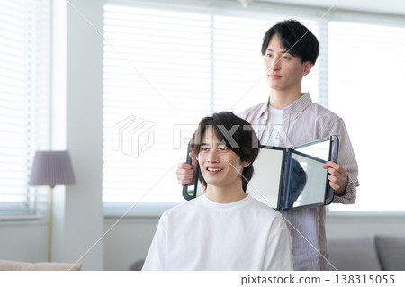 一位年輕男子在理髮店理髮。 138315055