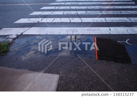 行人穿越道上的水坑 138315237